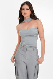 Top tubo de fit ajustado, escote recto, plisados en costados y detalle decorativo posterior de choker.