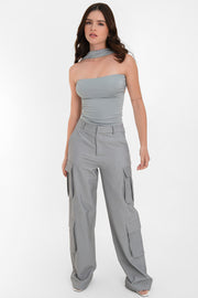 Top tubo de fit ajustado, escote recto, plisados en costados y detalle decorativo posterior de choker.