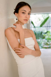 Top tubo de fit ajustado, escote recto, plisados en costados y detalle decorativo posterior de choker.