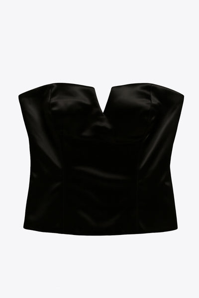 Top tubo corto de fit ajustado, efecto piel, escote corazón con corte decorativos frontales y cierre posterior con cremallera visible en contraste.