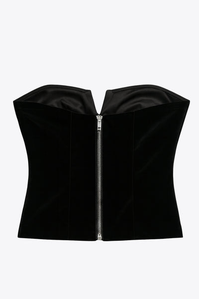 Top tubo corto de fit ajustado, efecto piel, escote corazón con corte decorativos frontales y cierre posterior con cremallera visible en contraste.