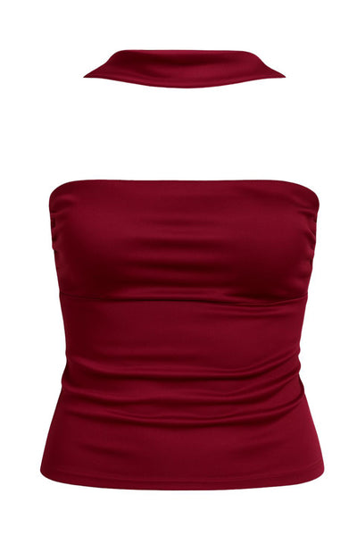 Top tubo de fit ajustado, escote recto, plisados en costados y detalle decorativo posterior de choker.