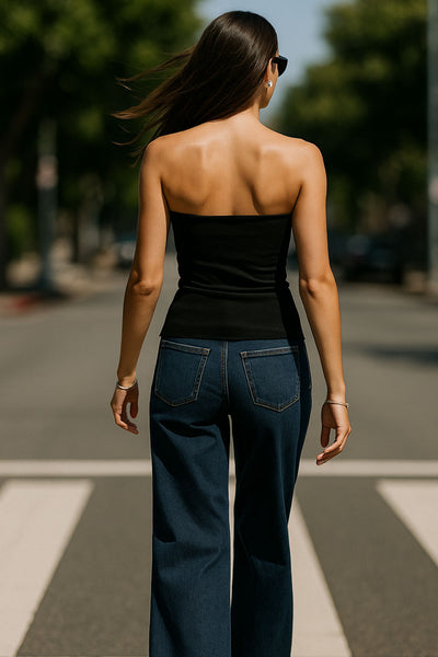 Top tubo de fit recto, strapless, escote recto con doblez decorativo en borde y detalle de abertura lateral en bajo con cremallera decorativa en contraste.