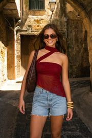 Top tubo de mesh, fit ajustado, escote recto con detalles plisados laterales y bajo diagonal asimétrico con rib rizado en borde. Detalle de choker cruzado.
