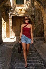 Top tubo de mesh, fit ajustado, escote recto con detalles plisados laterales y bajo diagonal asimétrico con rib rizado en borde. Detalle de choker cruzado.
