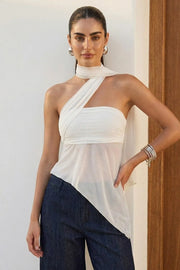 Top tubo de mesh, fit ajustado, escote recto con detalles plisados laterales y bajo diagonal asimétrico con rib rizado en borde. Detalle de choker cruzado.