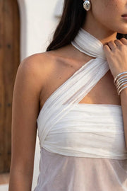 Top tubo de mesh, fit ajustado, escote recto con detalles plisados laterales y bajo diagonal asimétrico con rib rizado en borde. Detalle de choker cruzado.