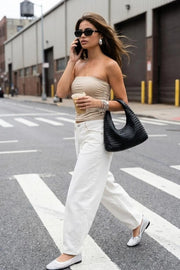 Top tubo de fit ajustado, escote recto y plisados en costados.