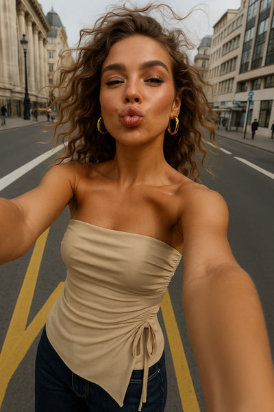 Top tubo de fit ajustado, escote recto con plisados decorativos laterales, bajo asimétrico frontal con rib rizado en borde, abertura y plisados con jareta frontal ajustable.