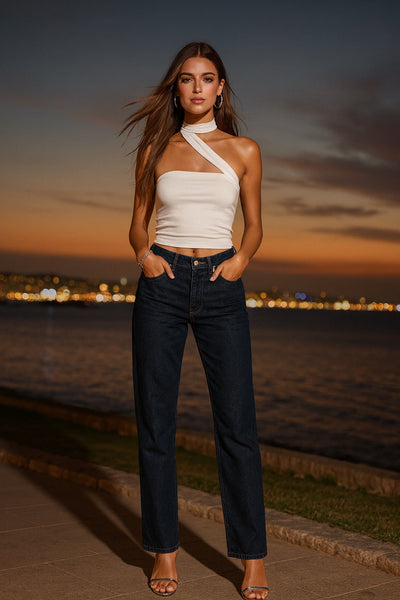 Top tubo de fit ajustado, escote recto, plisados en costados y detalle lateral de choker cruzado.