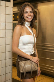 Top tubo de fit ajustado, escote recto, plisados en costados y detalle lateral de choker cruzado.