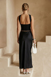 Top tubo canalé de fit ajustado, escote recto y detalle decorativo posterior de choker.