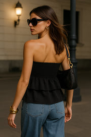 Top strapless de fit ajustado, escote recto con fruncido y peplum con capas de olanes en bajo.