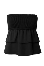 Top strapless de fit ajustado, escote recto con fruncido y peplum con capas de olanes en bajo.