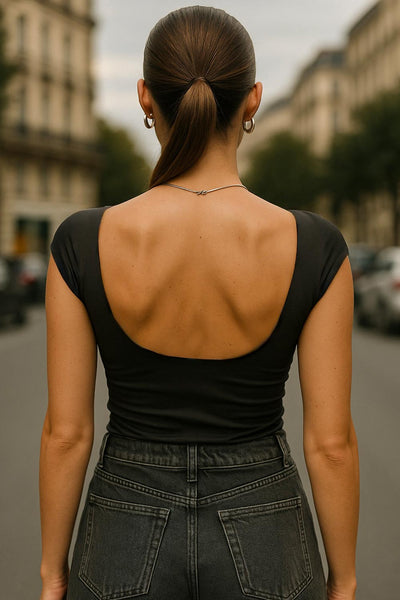 Top de fit ajustado, manga corta seguida, cuello redondo, cut out frontal con detalles plisados y escote en espalda.