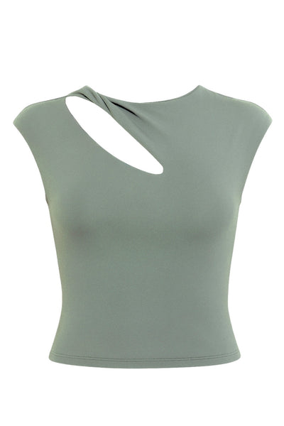 Top de fit ajustado, manga corta seguida, cuello redondo, cut out frontal con detalles plisados y escote en espalda.