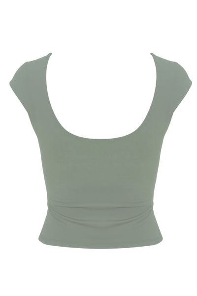 Top de fit ajustado, manga corta seguida, cuello redondo, cut out frontal con detalles plisados y escote en espalda.