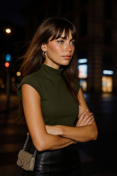 Top de fit ajustado, cuello mock con plisados y manga corta seguida.