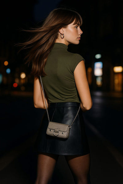 Top de fit ajustado, cuello mock con plisados y manga corta seguida.