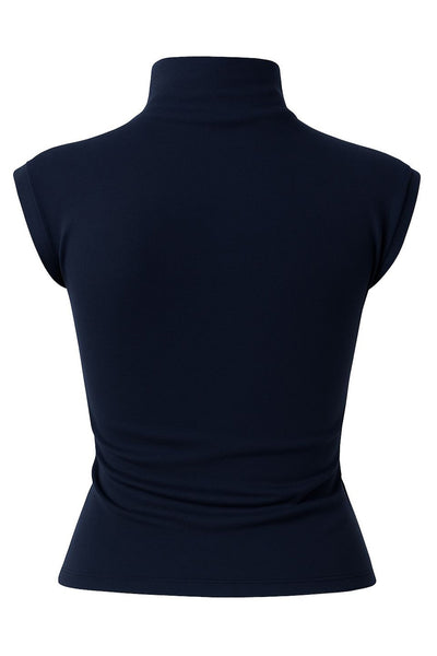 Top de fit ajustado, cuello mock con plisados y manga corta seguida.