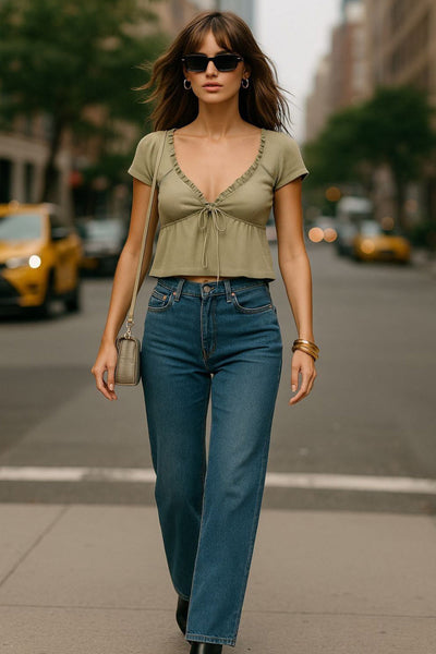 Top corto de escote v con olanes en borde y lazo amarrable, cortes decorativos frontales, manga corta y peplum con olanes en bajo.