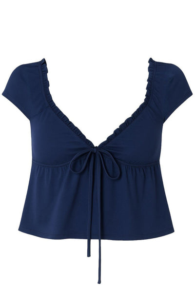 Top corto de escote v con olanes en borde y lazo amarrable, cortes decorativos frontales, manga corta y peplum con olanes en bajo.