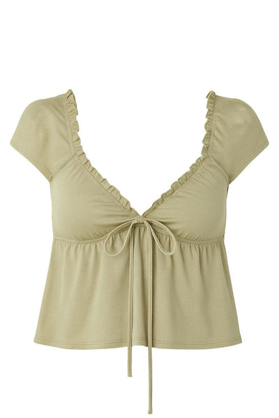 Top corto de escote v con olanes en borde y lazo amarrable, cortes decorativos frontales, manga corta y peplum con olanes en bajo.