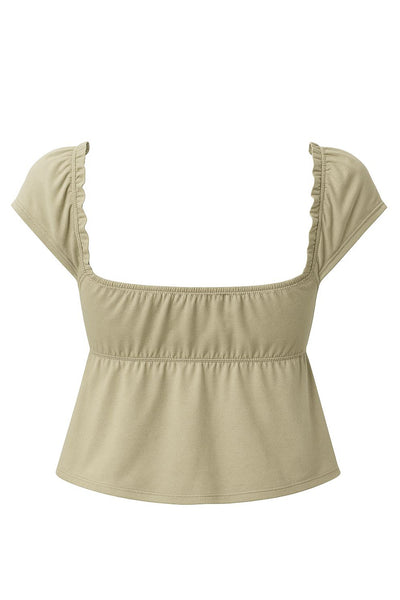 Top corto de escote v con olanes en borde y lazo amarrable, cortes decorativos frontales, manga corta y peplum con olanes en bajo.