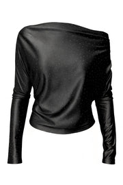 Top satinado de cuello diagonal asimétrico con hombro descubierto y manga larga seguida. Detalle de aplicaciones de brillos.