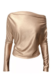 Top satinado de cuello diagonal asimétrico con hombro descubierto y manga larga seguida. Detalle de aplicaciones de brillos.