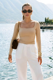 Top básico de escote cuadrado, manga larga y fit ajustado.