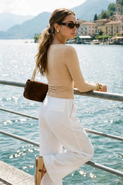 Top básico de escote cuadrado, manga larga y fit ajustado.