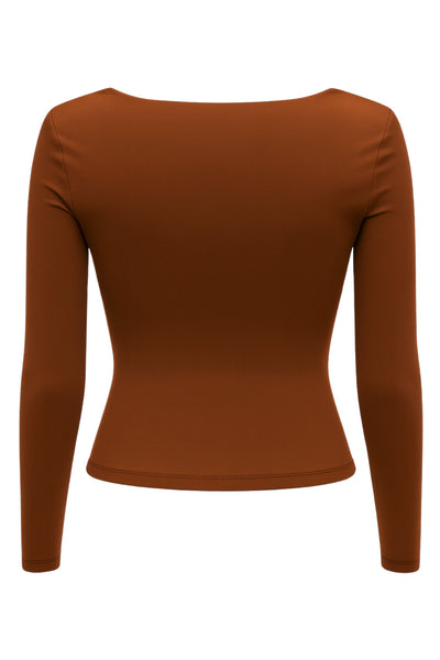 Top básico de escote cuadrado, manga larga y fit ajustado.
