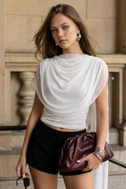 Top de mesh, fit ajustado, sin mangas, cuello barco y detalle decorativo frontal con plisados en hombros y costados.