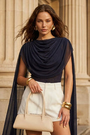 Top de mesh, fit ajustado, sin mangas, cuello barco y detalle decorativo frontal con plisados en hombros y costados.