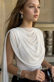 Top de mesh, fit ajustado, sin mangas, cuello barco y detalle decorativo frontal con plisados en hombros y costados.