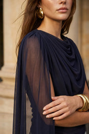 Top de mesh, fit ajustado, sin mangas, cuello barco y detalle decorativo frontal con plisados en hombros y costados.