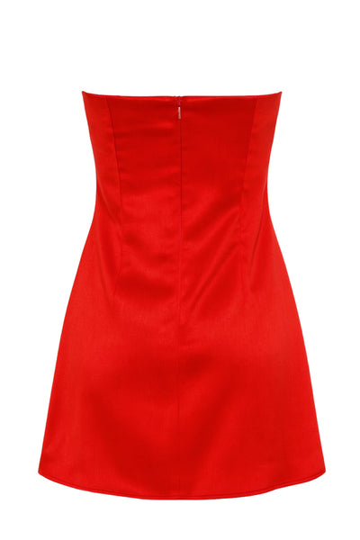 Vestido corto satinado de fit ajustado, strapless, escote corazón con plisados frontales y cierre posterior con cremallera oculta.