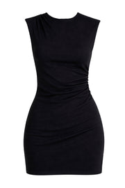 Vestido corto de fit ajustado, sin mangas, cuello redondo y detalle de plisado en costado. Cierre posterior con cremallera visible en contraste.