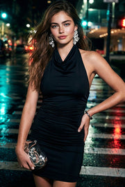 Vestido corto halter de fit ajustado, sin mangas, cuello halter fluido, sin mangas, escote en espalda y plisaos en costados. Cierre posterior con botón y ojal.