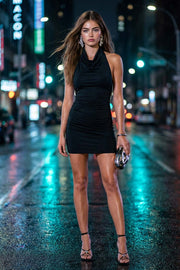 Vestido corto halter de fit ajustado, sin mangas, cuello halter fluido, sin mangas, escote en espalda y plisaos en costados. Cierre posterior con botón y ojal.