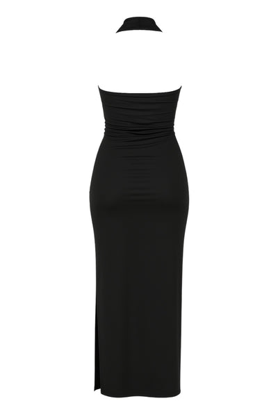 Vestido largo halter de fit ajustado, escote fluido, sin mangas, escote en espalda y abertura lateral en bajo.