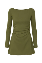 Vestido corto canalé de fit ajustado, manga larga, cuello barco, plisados laterales en cintura y corte en a.