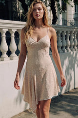 Vestido bajo asimétrico encaje