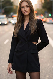 Vestido blazer corto cruzado de fit ajustado, manga larga, con hombreras y solapa. Cruce frontal con doble botón en contraste, bolsillos delanteros con cartera, vivo decorativo frontal y cut out en costados y espalda.