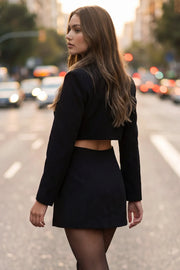 Vestido blazer corto cruzado de fit ajustado, manga larga, con hombreras y solapa. Cruce frontal con doble botón en contraste, bolsillos delanteros con cartera, vivo decorativo frontal y cut out en costados y espalda.