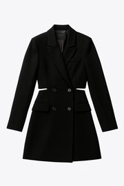 Vestido blazer corto cruzado de fit ajustado, manga larga, con hombreras y solapa. Cruce frontal con doble botón en contraste, bolsillos delanteros con cartera, vivo decorativo frontal y cut out en costados y espalda.