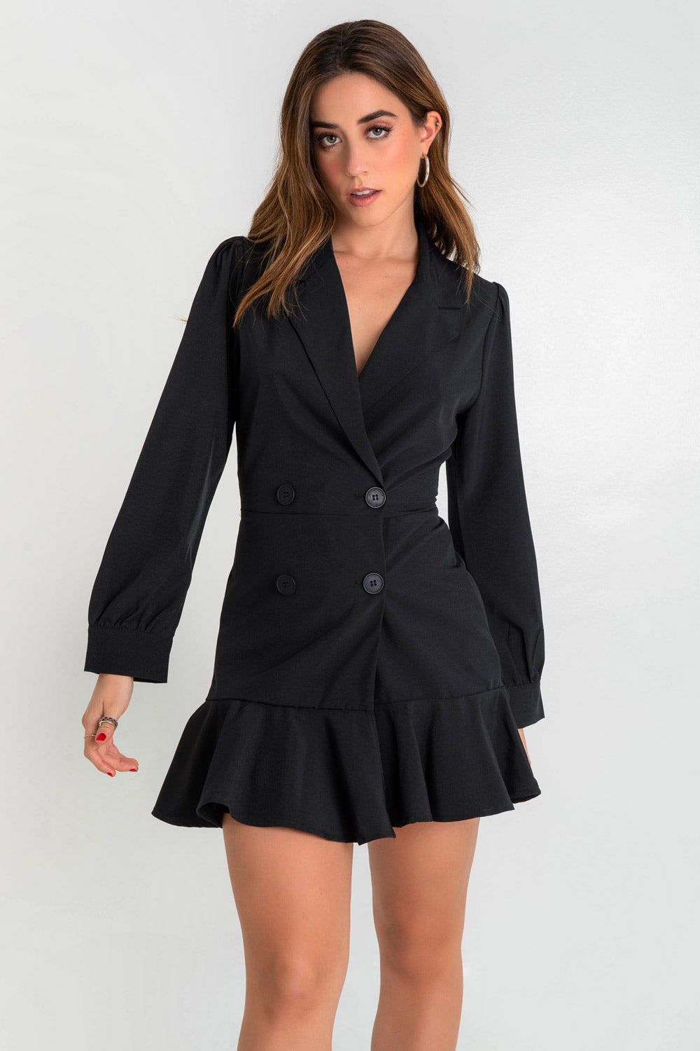 Vestido tipo blazer corto de manga larga abullonada con puño abotonado, solapa, cruce doble de botones y bajo con olanes en borde.