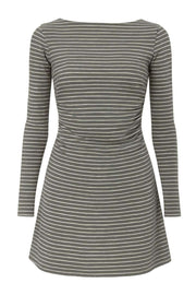 Vestido corto de fit ajustado, estampado rayas, manga larga, cuello barco y corte en a. Detalle de plisados laterales en cintura.