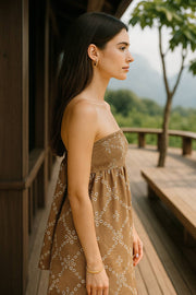 Vestido bordado strapless mini, escote recto elástico con fruncido, cut out en espalda con detalle de nudo amarrable.